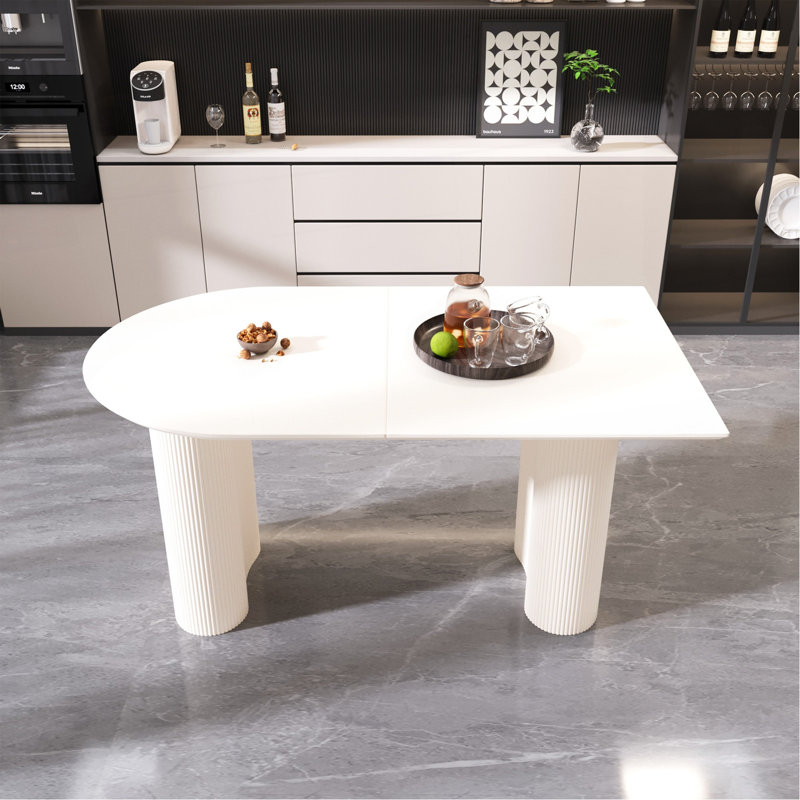 Table de salle à manger de 63 po en MDF moderne de style crème et table d'appoint irrégulière de 63 po, table de salle à manger pour 4 à 8 personnes, pieds de table ronds épais en bois d'ingénierie, plateau de table blanc crème épais et élégant
