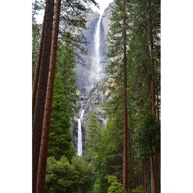 Merrie Yosemite Falls, H 48 po x l 32 po