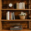 Bibliothèque classique en bois, tablettes élégantes, bibliothèque autoportante robuste