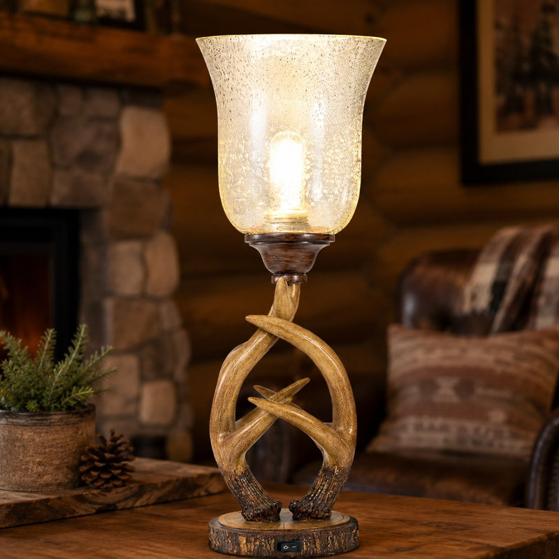 Cette lampe de table de 52 cm (20,5 pouces) en forme de bois de cerf est équipée de ports USB et d'une fonction mémoire.