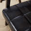 Fauteuil d'appoint en cuir avec pieds robustes en bois