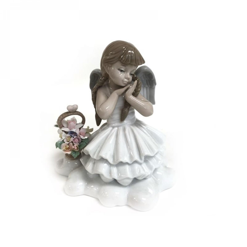 Figurine fée à genoux avec fleurs