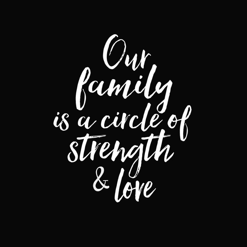 Our Family Wreath, Force et amour, H 12 po x l 12 po