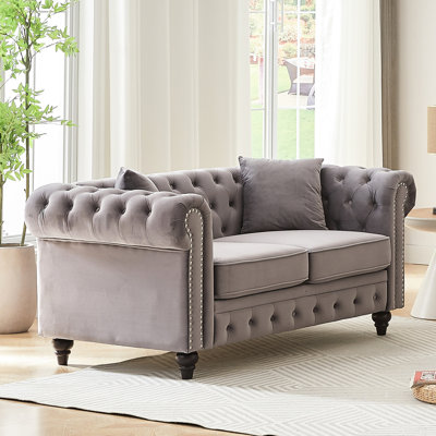 Velours de style luxueux de 63,5 po avec boutons à main sur les coussins, accoudoirs roulés, 2 coussins confortables en mousse haute densité, structure en bois de pin pour un espace de vie moderne, garniture cloutée à boutons