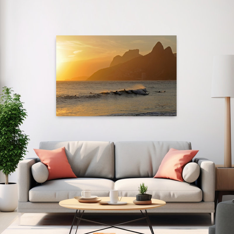 Surfeurs au coucher du soleil sur la plage d'Ipanema, Rio de Janeiro, Brésil, plage contemporaine, art de montagne
