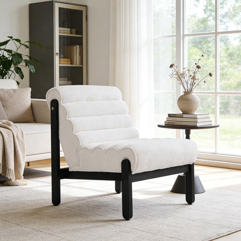 Chaise d'appoint Living Fluffy blanche avec structure en bois massif noir