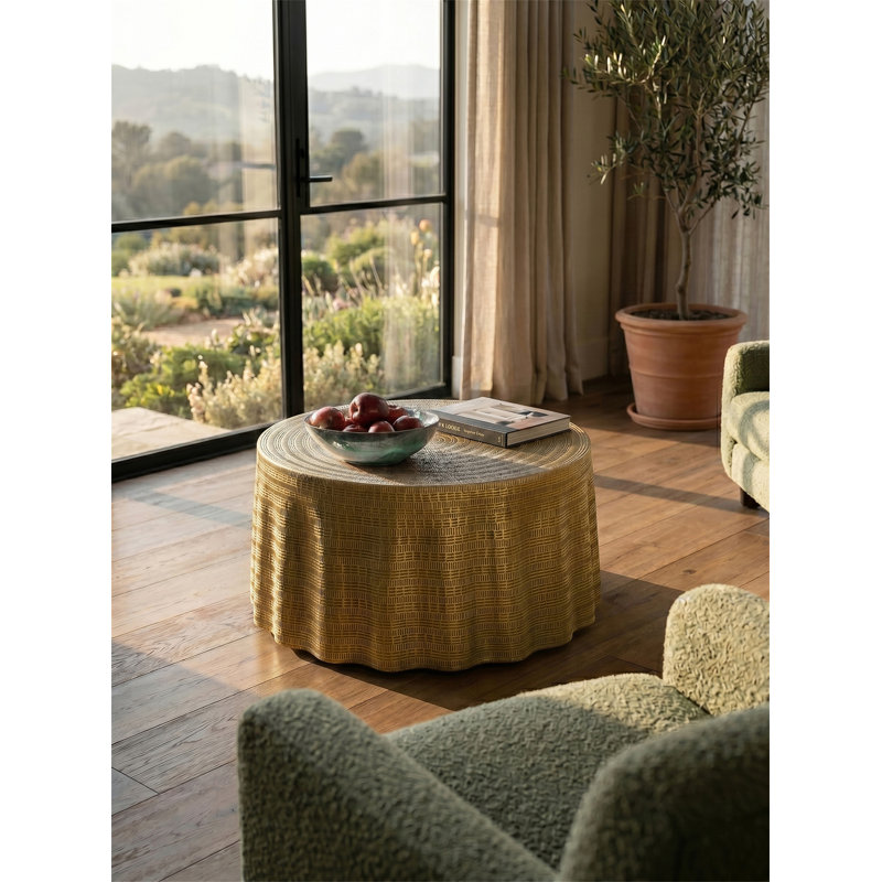 Table basse antique dorée avec silhouette fluide drapée