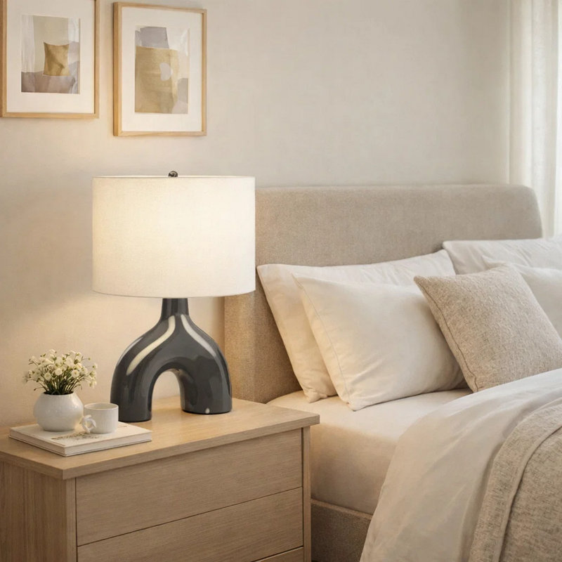 Lampe de table Nios, 25 po, base artisanale en céramique gris foncé à 2 pieds, abat-jour en lin, Gris foncé