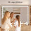 Meuble-lavabo cannelé avec grand miroir et lumières-409655481