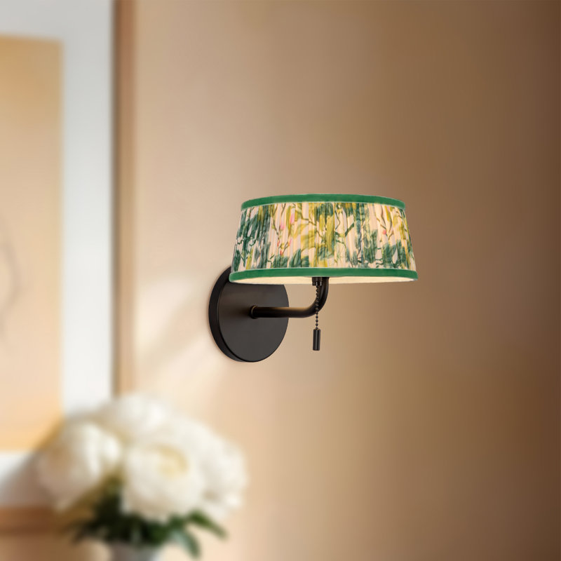 Éclairage pour meuble-lavabo mural noir mat 7 po avec abat-jour en lin plissé vert Andrewson, Green Linen, Noir mat