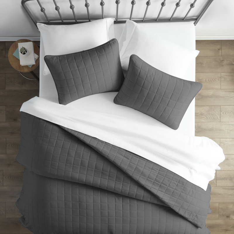 Ensemble de couvre-lit matelassé en microfibre doublement brossé à motif de carré Simply Soft™, Gris
