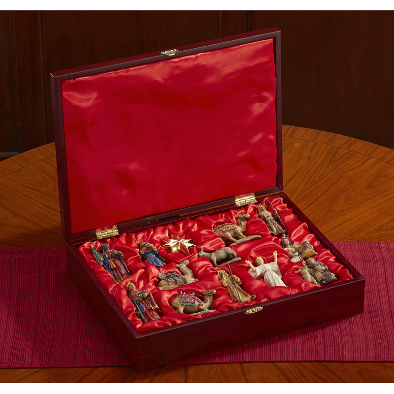 Coffret souvenir en bois contenant 13 ornements