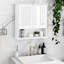 Armoire murale de salle de bain moderne avec portes à double miroir - Options de tablettes réglables peintes en blanc et peu encombrantes