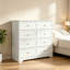 Commode double blanche de style ferme moderne à 8 tiroirs, grande commode en bois avec poignées anneaux dorées, grand meuble de rangement pour l'organisation de la chambre