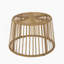 Table d'appoint en osier avec structure en cage pour un décor extérieur, durable et sans assemblage requis.