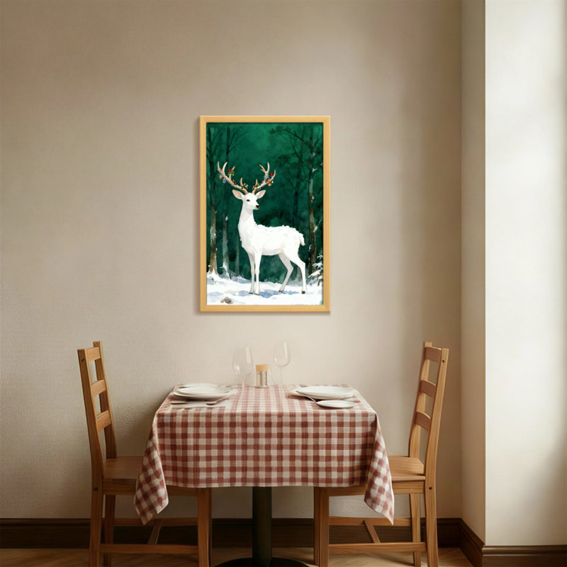 Cerf blanc de Noël avec des bois floraux dans la forêt enneigée
