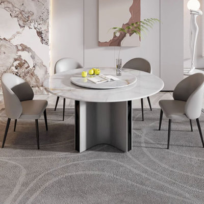 Une table ronde en marbre avec un plateau tournant