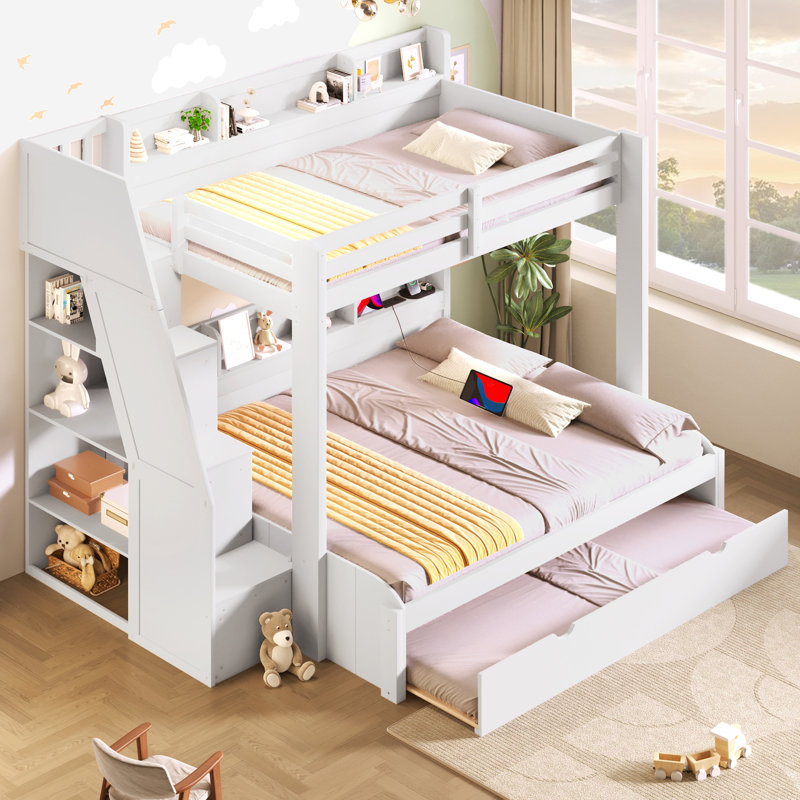 Lit superposé simple au dessus d'un lit double avec escalier de rangement, lit gigogne, tablettes intégrées et station de charge USB, blanc
