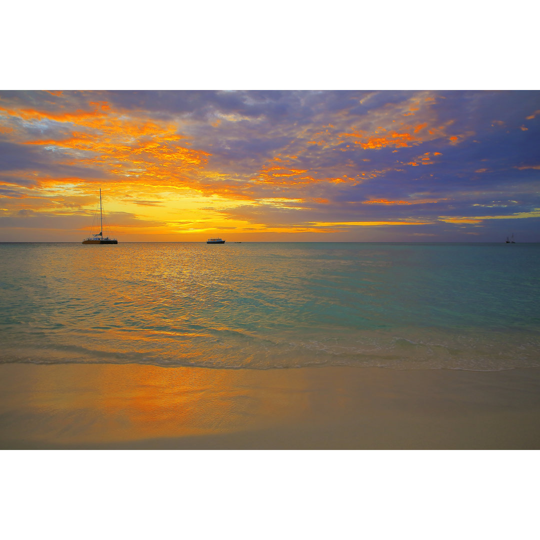 Idyllischer tropischer Strand bei dramatischem Sonnenuntergang mit Booten und Yacht, Bahamas Sommerparadies, Karibisches...