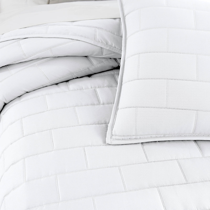 Vilano Bright White Full Microfiber Quilt Set