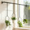 Ensemble de 1 ensemble de pots à fleurs suspendus réglables en métal - Support à plantes à balcon à plusieurs niveaux avec 4 jardinières en plastique (jusqu'à 5 lb chacun), ensemble de jardin intérieur / extérieur pour petits espaces, conception murale peu encombrante avec crochets de sécurité, blanc