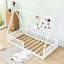 Lit simple en bois en forme de maison avec lattes et garde-corps-2081065602
