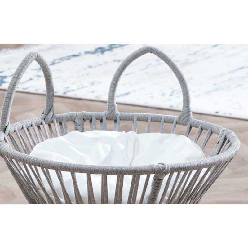 Parterre de fleurs, pot de chat, endroit confortable pour les chats