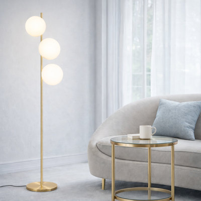 Die Stehlampe Fermato besticht durch ihr stilvolles Design in Gold