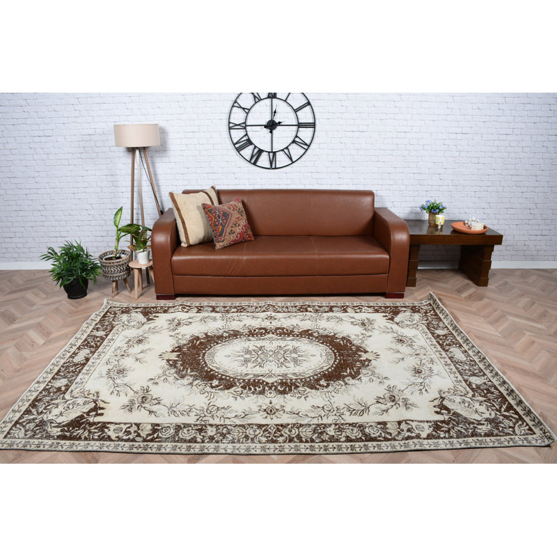 Élégant tapis turc à motif floral brun et crème parfait pour rehausser l'esthétique de votre salon