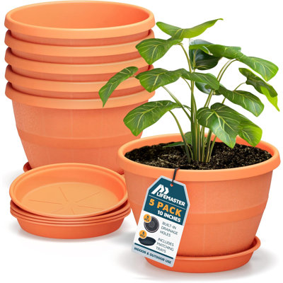 Paquet de 5 pots à fleurs 10 pouces Whiskey Barrel pour l'extérieur - pots de plantes en plastique durables pour l'intérieur et l'extérieur avec drainage et soucoupe, pots à fleurs rustiques légers pour fleurs, herbes et petites plantes