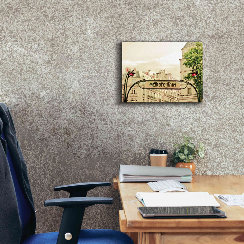 «A Lily In Paris» par Keri Bevan, estampe numérique sur toile, H 12 po x l 16 po x P 0,75 po
