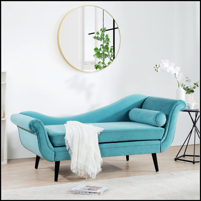 Chaise longue avec accoudoirs à volutes, rembourrage moelleux et conception de traîneau pour le confort et l'élégance dans tout espace de vie.