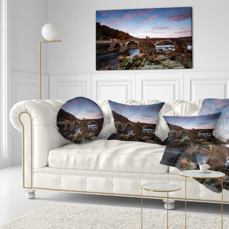 Coussin décoratif paysage ancien pont romain en Espagne, H 12 po x l 20 po
