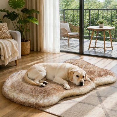 Tapis orthopédique brun en fausse fourrure de 50" x 30" x 3" pour grands chiens, avec mousse épaisse, construction imperméable, surface en fourrure douce et moelleuse lavable et design plat et duveteux.