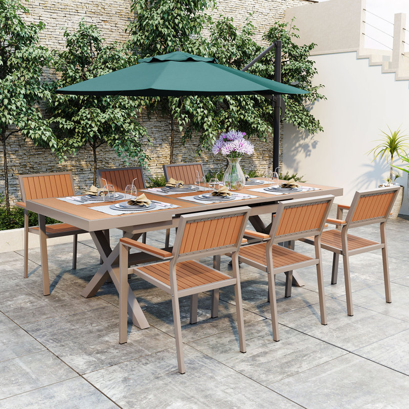 Faites l'expérience de la liberté de manger en plein air avec un ensemble flexible comprenant six chaises et une table qui se prolonge pour des arrangements personnalisés