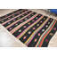 Grand kilim turc avec un design minimaliste moderne et un motif noir idéal pour décorer votre salon en laine de haute qualité