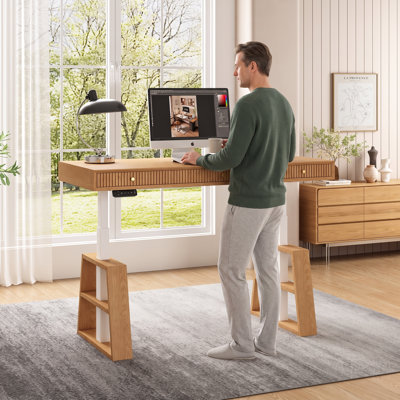 Bureau debout en bois de frêne de 63 po avec 3 tiroirs de rangement, table de travail électrique réglable en hauteur pour bureau personnel