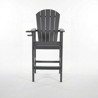 Chaise à hauteur de bar avec porte-gobelet et siège d'extérieur gris et résistant aux intempéries pour les tables de pub haut de gamme, le patio, le bord de la piscine, les surfaces à lattes qui jettent de l'eau sur le patio gris, les tables de meub