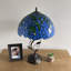 Lampe de table Meryem Tiffany avec vitrail bleu et feuilles vertes incluses Ampoules DEL H 24 po x l 14 po x P 14 po