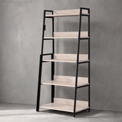 Bibliothèque échelle en métal noir avec finition en bois au fini naturel, rangement vertical et espace de présentation pour les espaces intérieurs, autoportante de 67 pouces de hauteur