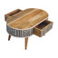Table basse reposant sur quatre pieds en bois massif avec rangement