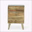 Table de chevet en bois de manguier fabriquée à la main avec trois tiroirs et une texture géométrique, parfaite pour la décoration et le rangement bohémien.