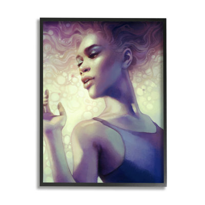 Portrait d'une femme élégante aux cheveux bouclés et mauve
