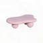 Table basse à pieds roses avec plateau irrégulier