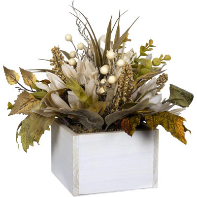 Arrangement floral traditionnel mélangé traditionnel dans un plateau de table en bois