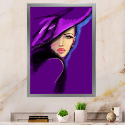 Portrait mauve d'un mannequin élégant