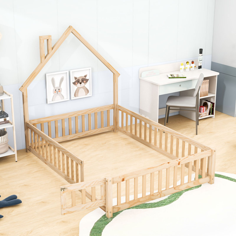 Lit double en bois avec clôture en forme de maison et clôture, Naturel