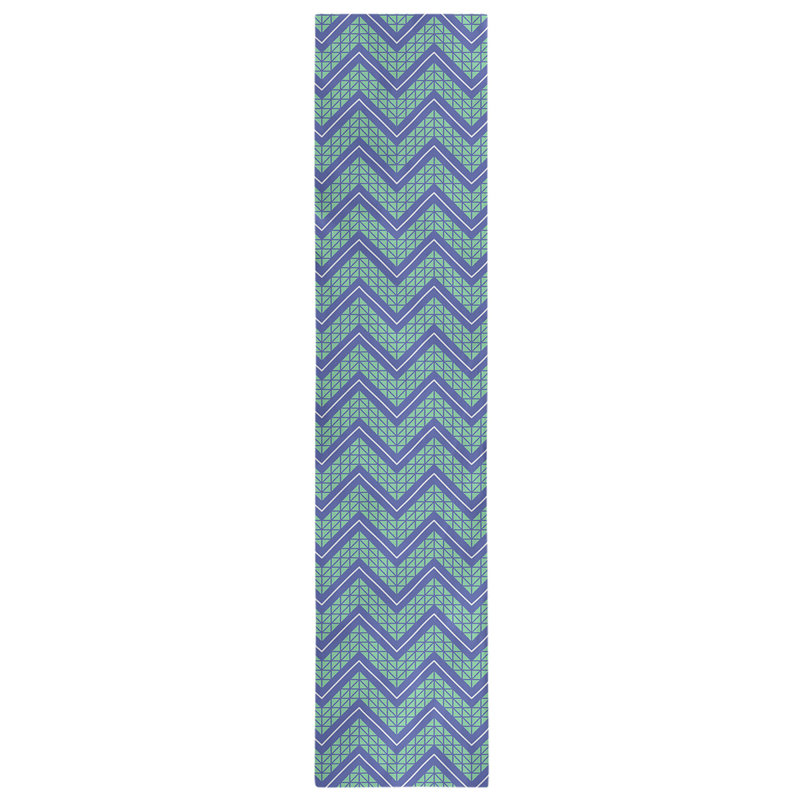 Chemin de table à chevrons à la main classic Stephenie, 16 po x 90 po, Bleu / blanc / vert olive