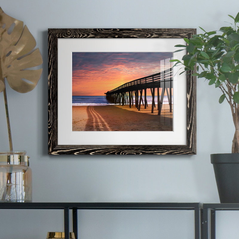 «VA Beach Pier» par J Paul - reproduction de photo sur papier encadrée, H 24 po x l 18 po x P 1,5 po, Noir