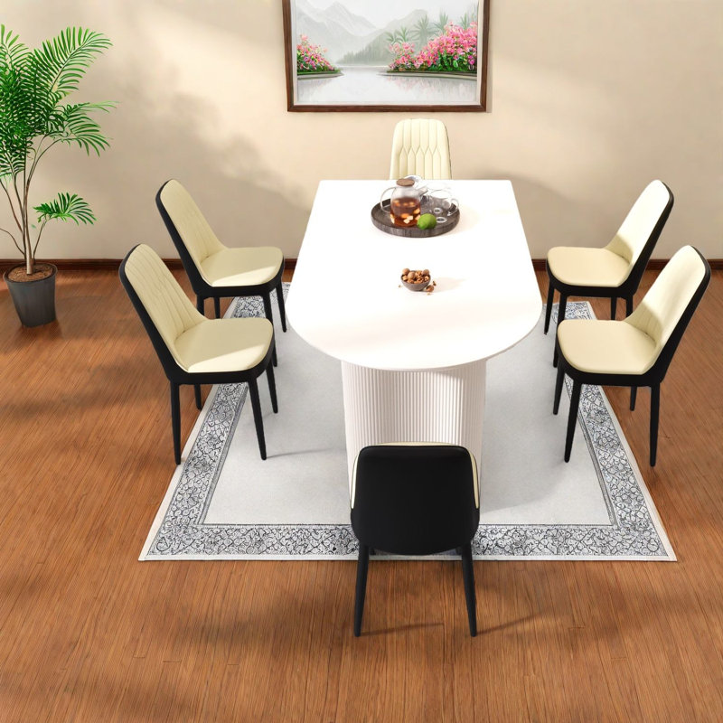 Ensemble de table de salle à manger en MDF crème moderne avec chaises en polyuréthane, idéal pour les réunions de famille